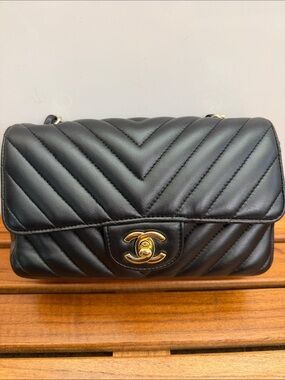 AUTHENTIC CHANEL Black Chevron Quilted Lambskin Crossbody with Gold CC Turnlock